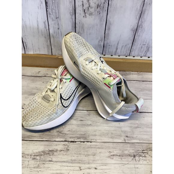 Nike Women's Interact Run Flyknit Running Shoes in a White/grey Colorway Size 7 - Picture 2 of 4